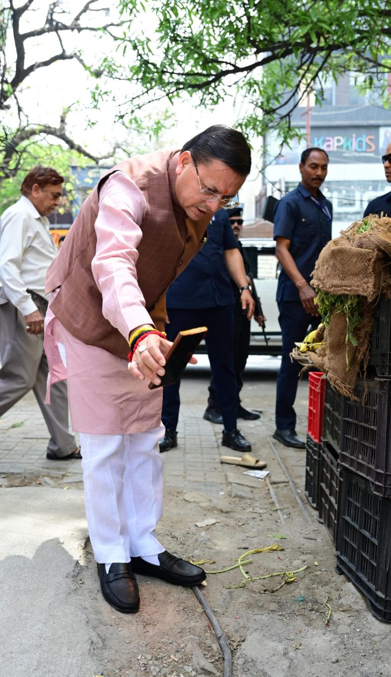 सीएम धामी का औचक निरीक्षण, वीडियो कॉल पर अधिकारियों की