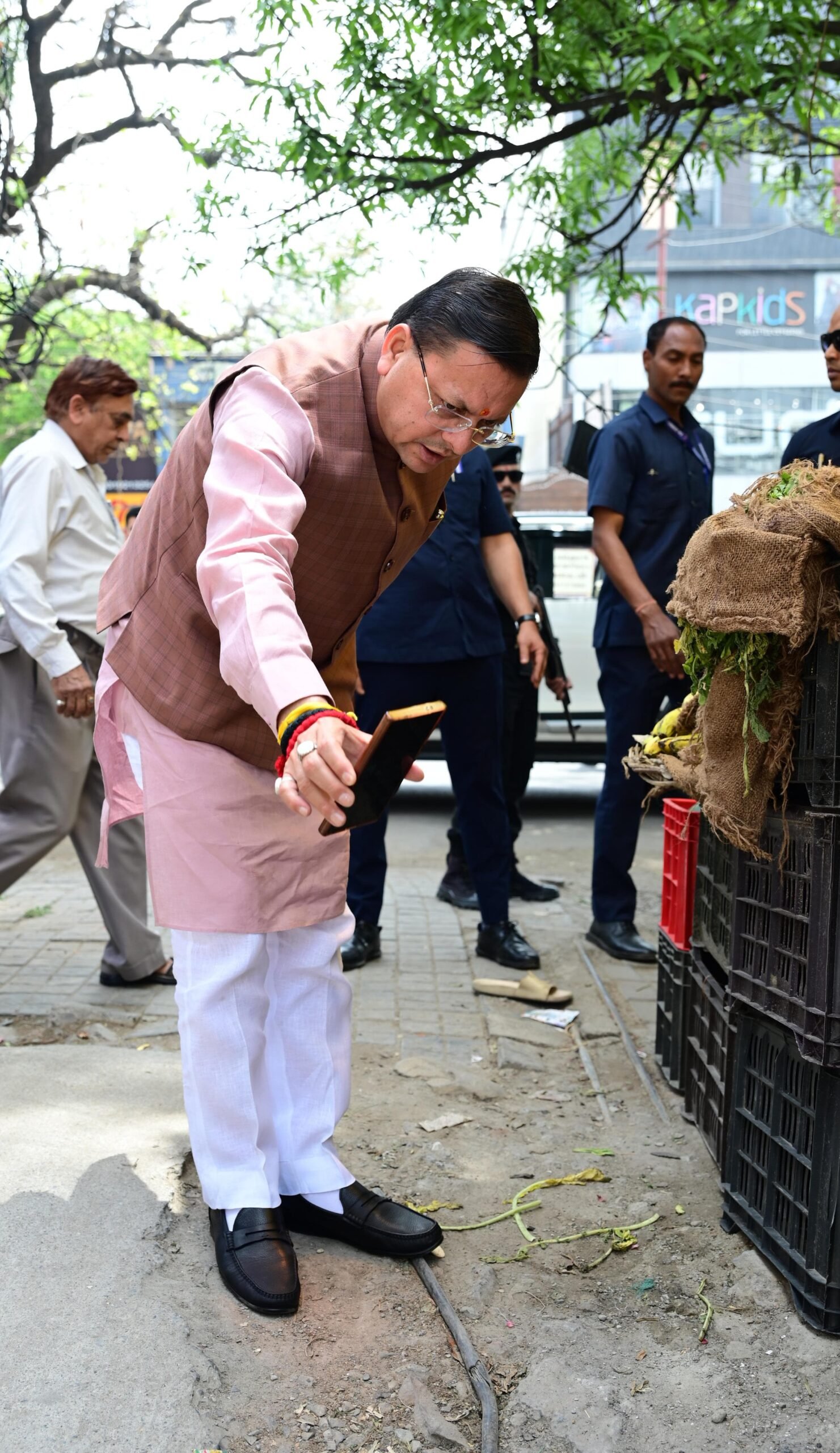 सीएम धामी का औचक निरीक्षण, वीडियो कॉल पर अधिकारियों की