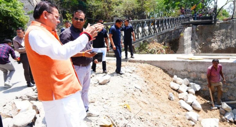 सीएम धामी का स्थलीय निरीक्षण, मसूरी रोड पर यातायात सुचारू