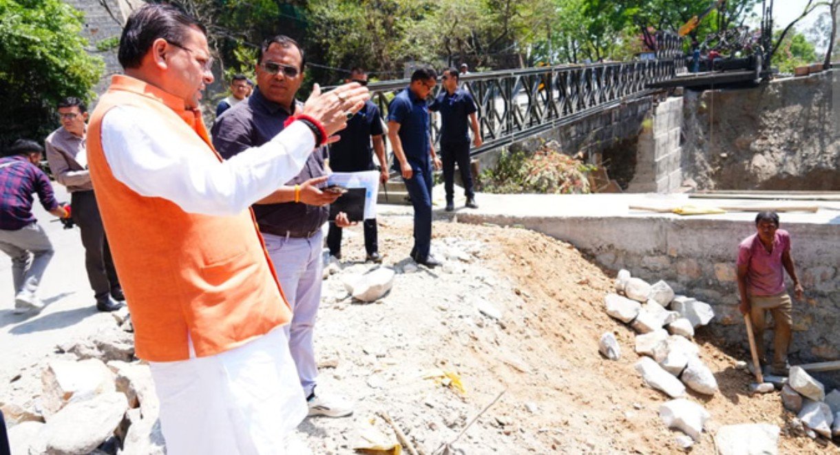 सीएम धामी का स्थलीय निरीक्षण, मसूरी रोड पर यातायात सुचारू