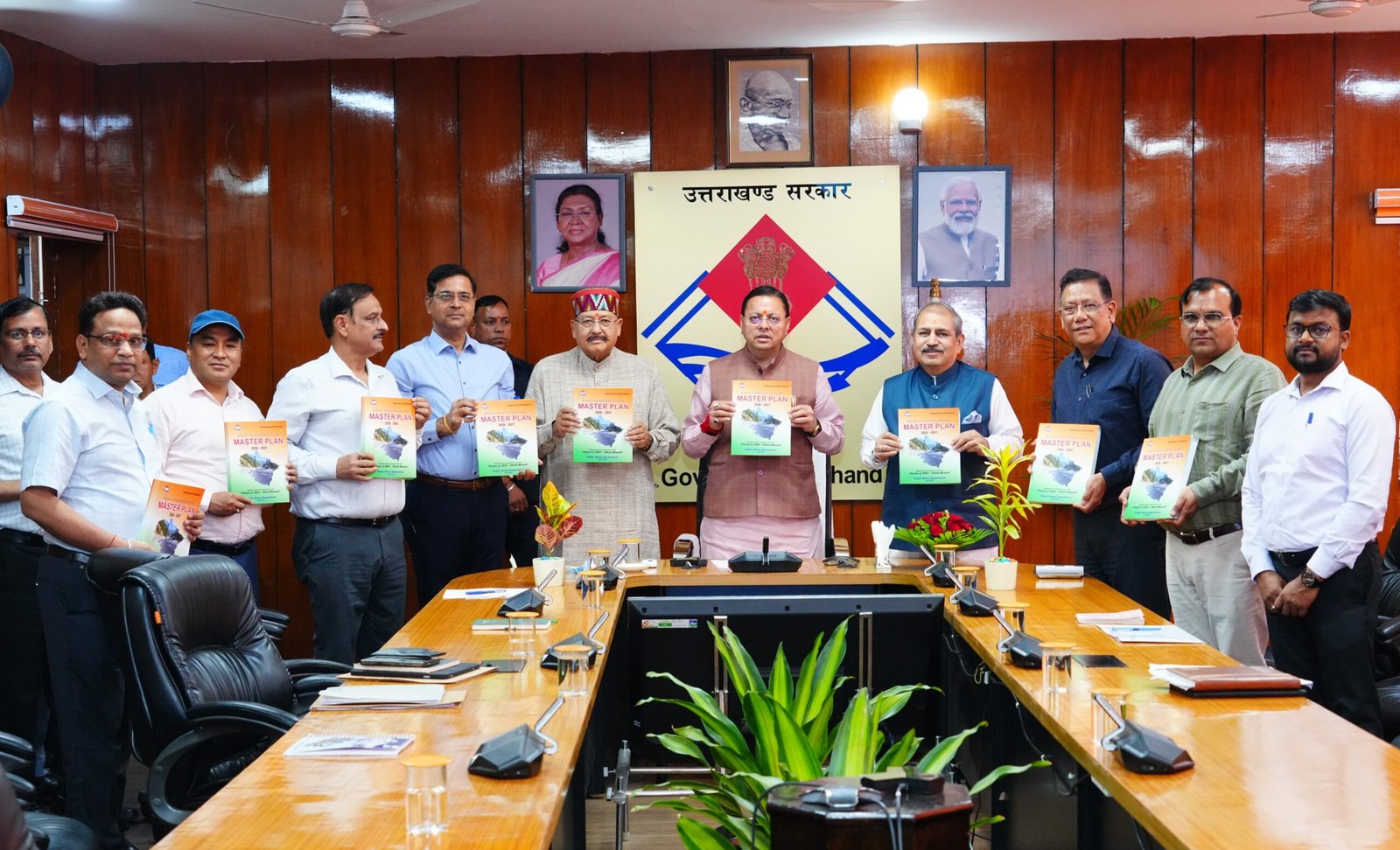 सीएम धामी ने पीडब्ल्यूडी की 5 वर्षीय मास्टर प्लान पुस्तिका