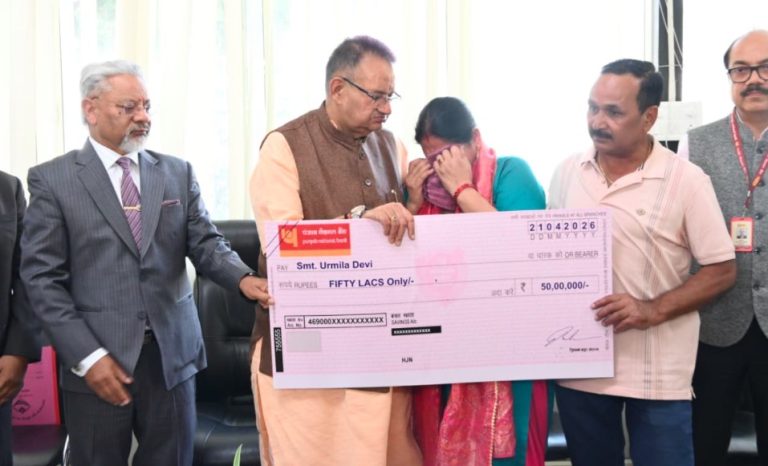 सैनिक कल्याण मंत्री गणेश जोशी ने उपनल कर्मचारी के परिजनों को सौंपा ₹50 लाख की बीमा राशि का चैक