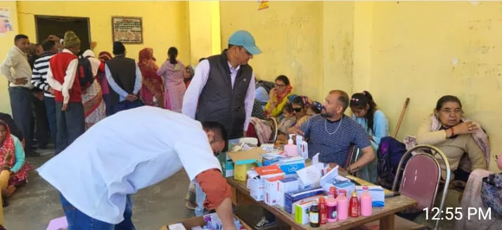हंस फाउंडेशन सतपुली जनरल हाॅस्पिटल के निशुल्क स्वास्थ्य शिविर में