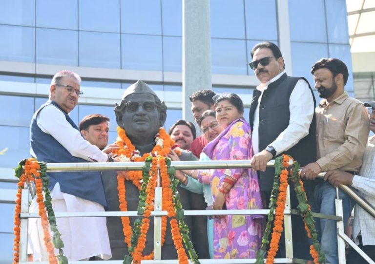 हिमालय पुत्र हेमवती नंदन बहुगुणा की जयंती उन्हें माल्यार्पण कर