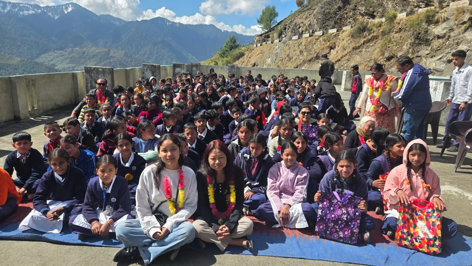हेल्प क्रॉस ट्रस्ट देहरादून द्वारा जरूरतमंद बच्चों को पाठ्यक्रम सामग्री