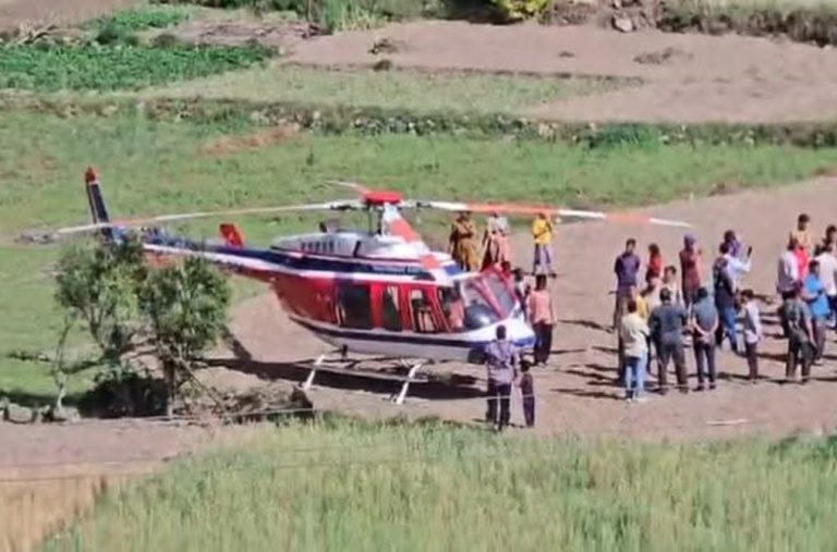 11000 वोल्ट की हाईटेंशन लाइन में फंसा हेलीकॉप्टर, महिला पायलट की सूझबूझ से टला बड़ा हादसा