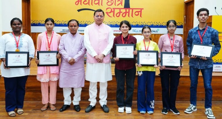 CM felicitates state’s meritorious students