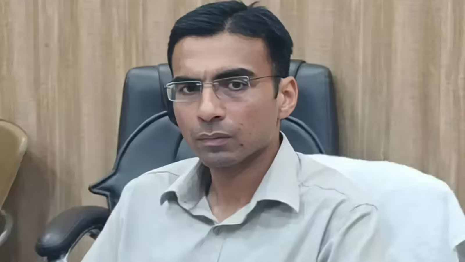 DM Bansal extends financial relief to distressed divyang family