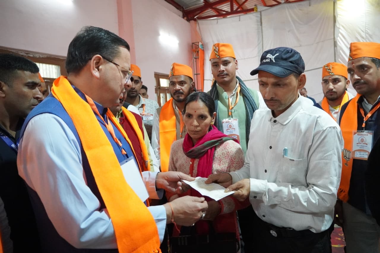 Dhami hands over Rs 10 lakh aid to family of