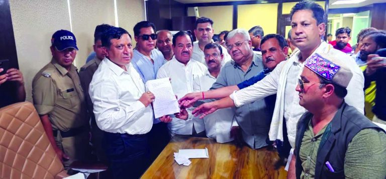 Harak Singh led delegation submits memo to MDDA VC on