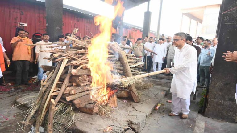 Mortal remains of BC Khanduri cremated with full state honours