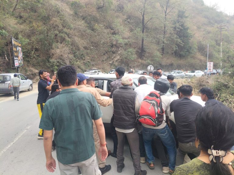 Tourists’ car plunges into ravine; Police rescue 4 occupants