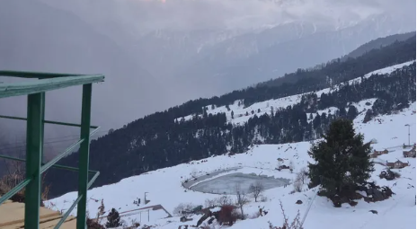 Uttarakhand Weather: बारिश-बर्फबारी का दौर जारी, मई में ठिठुरा उत्तराखंड;