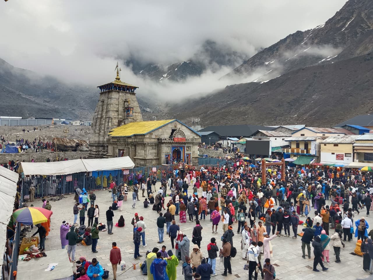 आस्था का महासागर: केदारनाथ धाम में उमड़ी श्रद्धालुओं की भीड़,