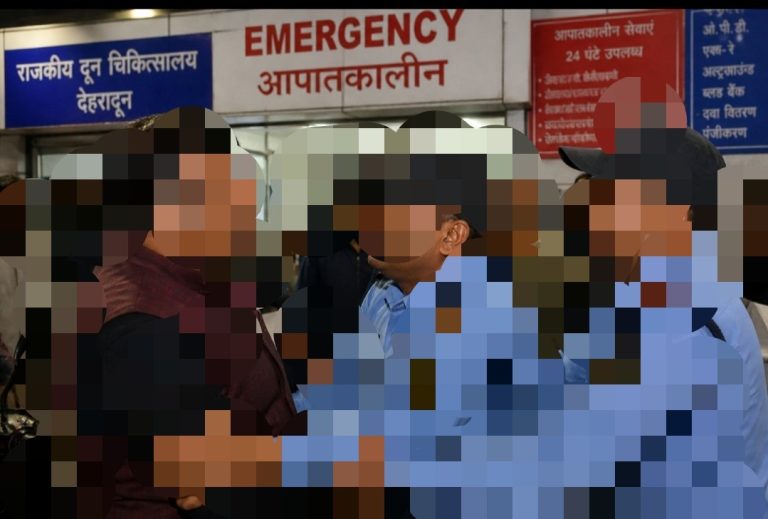 इमरजेंसी में हंगामा: दून अस्पताल में पत्रकार से अभद्रता, सुरक्षा