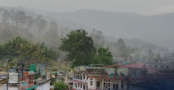 उत्तराखंड में मौसम का अजब रंग, पहले गर्मी तोड़ रही