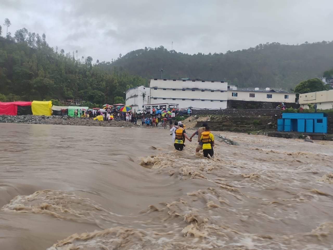 उफनती नदी में फंसे 50 अधिक श्रद्धालु, एसडीआरएफ ने बचाई