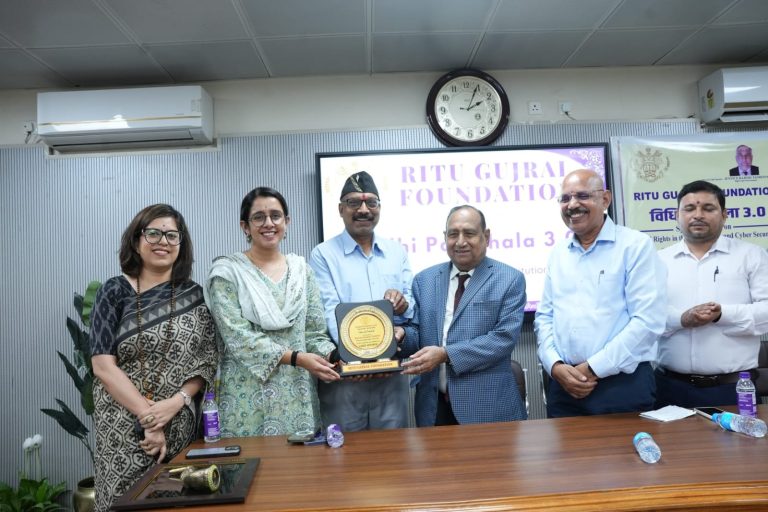 ऋतु गुजराल फाउंडेशन का साइबर अवेयरनेस कार्यक्रम: युवाओं को सिखाए
