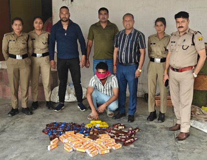 कच्ची शराब से लेकर ब्रांडेड पव्वों तक बरामदगी, दो आरोपी