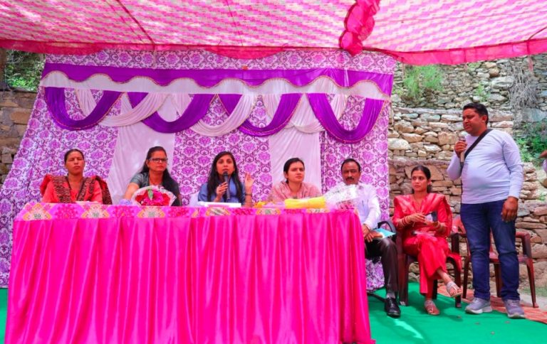 कमेड़ा गांव पहुंचीं जिलाधिकारी, जन चौपाल में सुनी ग्रामीणों की समस्याएं
