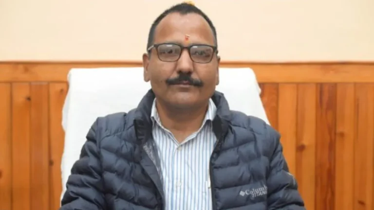 किताबों के नाम पर खेल बड़ा या शिक्षा का कारोबार? नैनीताल में 99 स्कूलों पर प्रशासन का शिकंजा