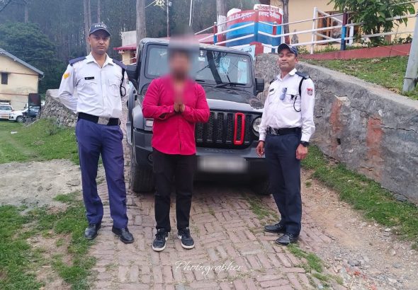 कैची धाम मार्ग पर बोनट पर बैठाकर थार दौड़ाई, जानलेवा