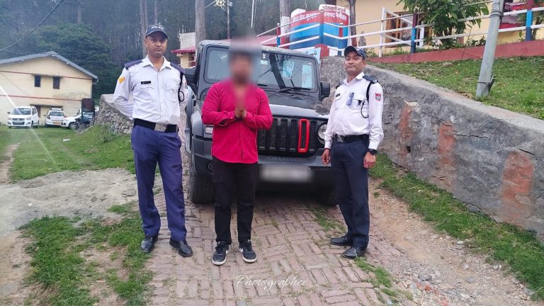 कैची धाम मार्ग पर बोनट पर बैठाकर थार दौड़ाई, जानलेवा