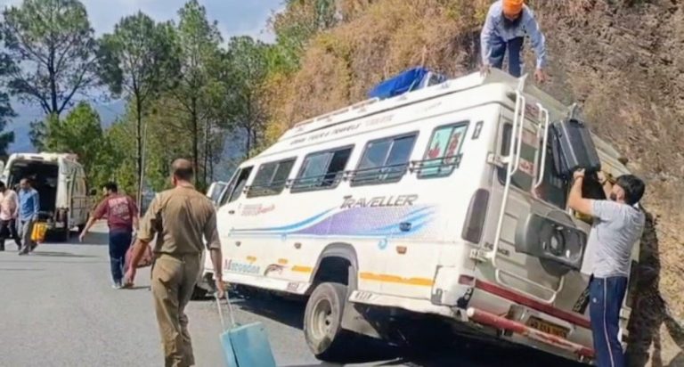 गंगोत्री जा रहा टेंपो ट्रैवलर नागराजा धार के पास दुर्घटनाग्रस्त,