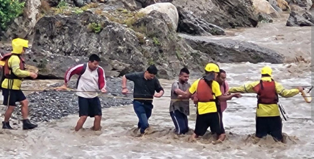 गुच्चूपानी में अचानक बढ़ा जलस्तर, 7 पर्यटकों को SDRF ने