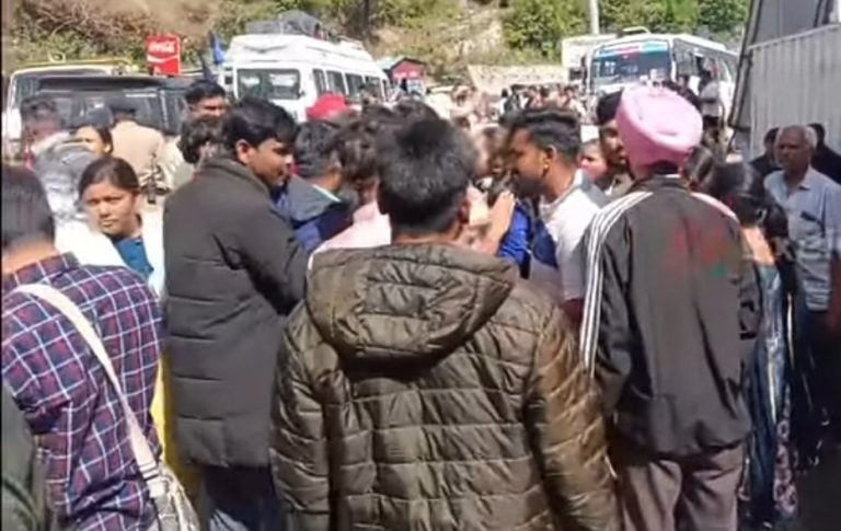चमोली में पेट्रोल-डीजल संकट, जोशीमठ में यात्रियों का हंगामा, हाईवे