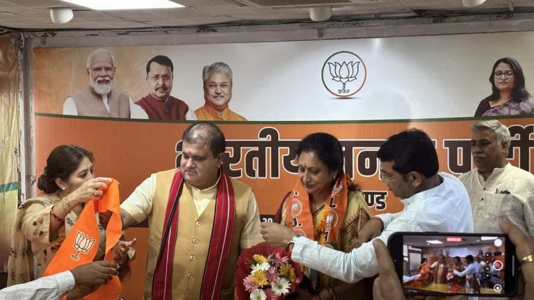 चुनाव से पहले कांग्रेस में भगदड़, दिग्गज नेताओं ने थामा