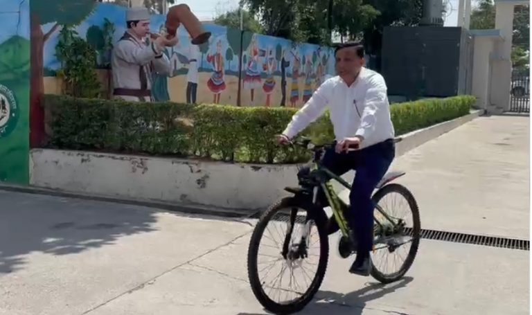 जब अफसर खुद बने मिसाल : साइकिल से दफ्तर पहुंचे बंशीधर तिवारी