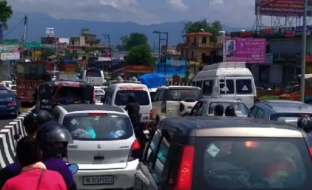 जाम से कराहता उत्तराखंड, देवभूमि में पर्यटकों की भारी भीड़;