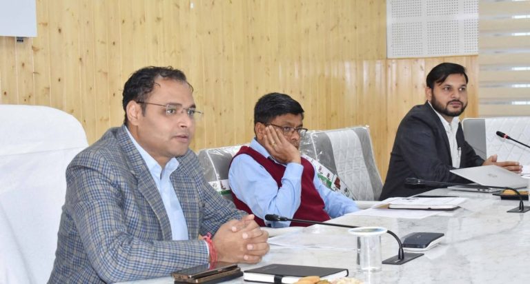 जिलाधिकारी की अध्यक्षता में नाबार्ड आरआईडीएफ परियोजनाओं की समीक्षा बैठक