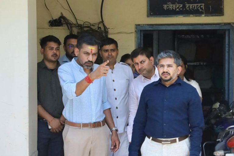 डीएम ने कलेक्ट्रेट कार्यालयों और आपदा परिचालन केंद्र का किया