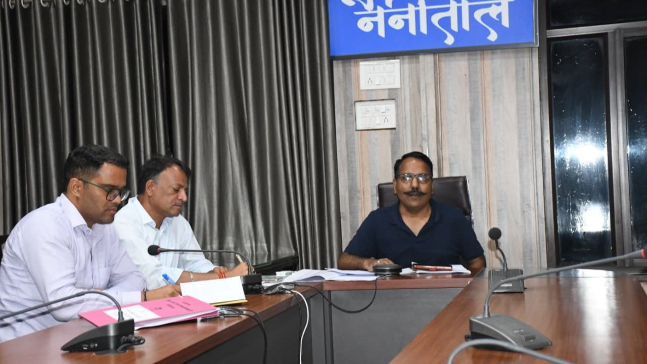 डीएम ने हल्द्वानी में जिला योजनाओं की रफ्तार तेज करने
