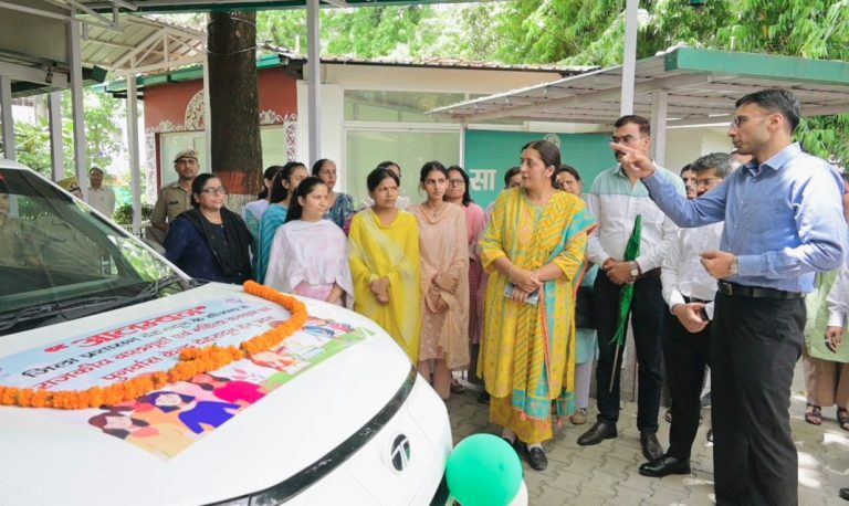 डीडीआरसी और नारी निकेतन को मिली निःशुल्क ईवी वाहन सेवा, डीएम ने दिखाई हरी झंडी