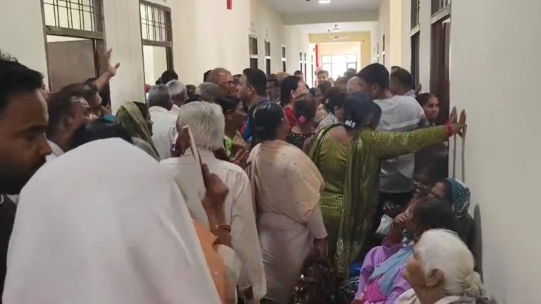 डोईवाला तहसील में चरमराई प्रशासनिक व्यवस्था, बुजुर्ग पेंशनधारियों की बनी