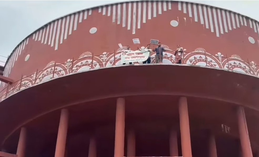 देहरादून में हंगामा: नर्सों के समर्थन में पानी की टंकी