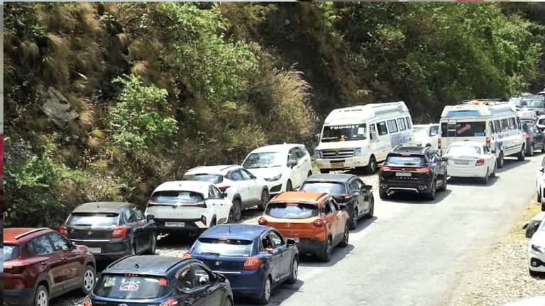 पहाड़ो में महाजाम… पर्यटक दबाव से चरमराई व्यवस्था, Nainital में