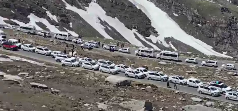 पहाड़ों पर महाजाम! हिमाचल से उत्तराखंड तक सड़कों पर रेंग