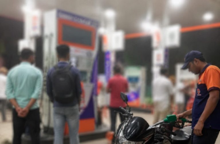 पेट्रोल-डीजल के दामों में फिर बढ़ोतरी, आम लोगों की जेब पर पड़ेगा असर