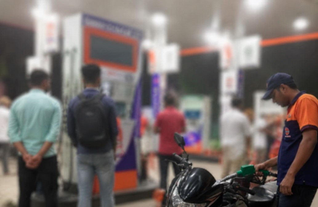 पेट्रोल-डीजल के दामों में फिर बढ़ोतरी, आम लोगों की जेब पर पड़ेगा असर