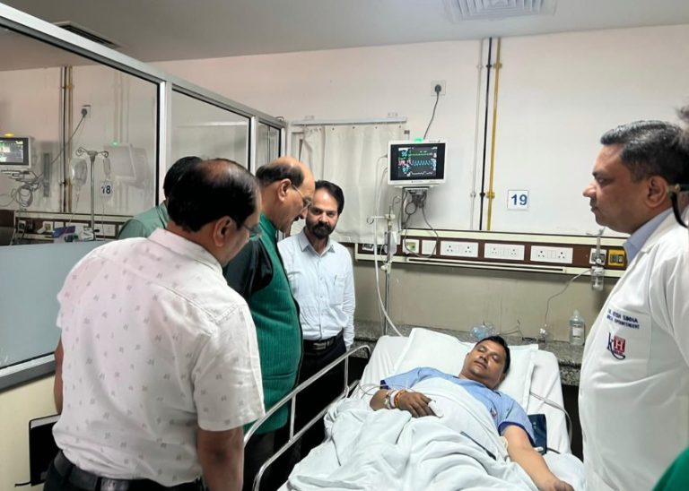 पैनेसिया हॉस्पिटल अग्निकांड- स्वास्थ्य मंत्री सुबोध उनियाल ने जाना मरीजों एवं घायल पुलिसकर्मियों का हाल