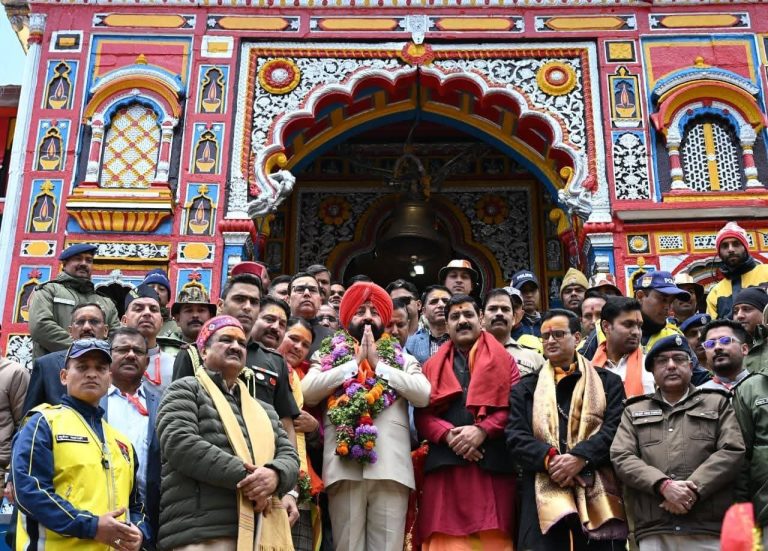 बदरीनाथ धाम पहुंचे राज्यपाल, देश-प्रदेश की खुशहाली की कामना की