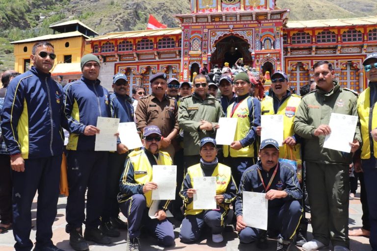 बद्रीनाथ धाम पहुंचे SDRF सेनानायक, सुरक्षा व्यवस्थाओं का लिया जायजा