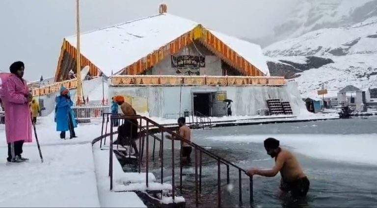 बर्फबारी के बीच हेमकुंड साहिब में उमड़ी श्रद्धालुओं की आस्था