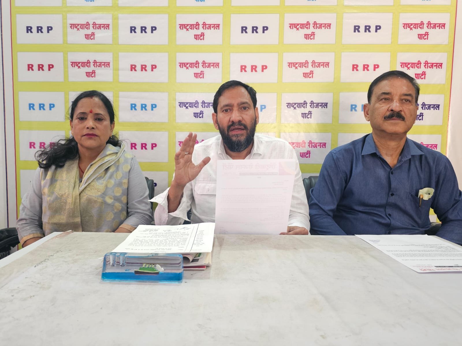 बादाम भेंट कर भाजपा को लोकायुक्त वादा याद दिलाएगी राष्ट्रवादी