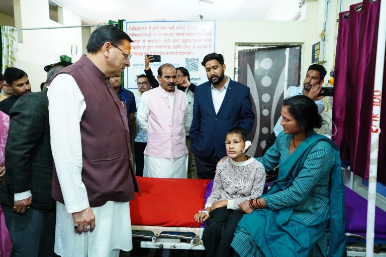 मरीजों के बीच पहुंचे मुख्यमंत्री धामी, स्वास्थ्य व्यवस्थाओं का लिया