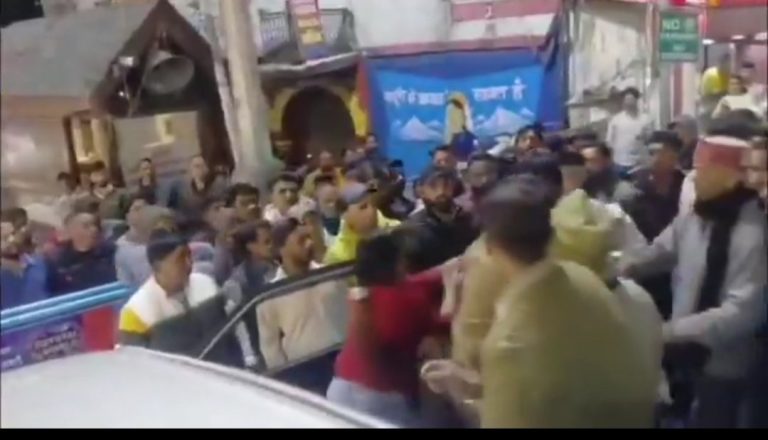 मसूरी में पर्यटन सीजन का पहला बवाल, माल रोड बैरियर